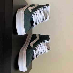 Unisex Vans 6.5 Women’s / 5.0 Mens (Teal Suede)